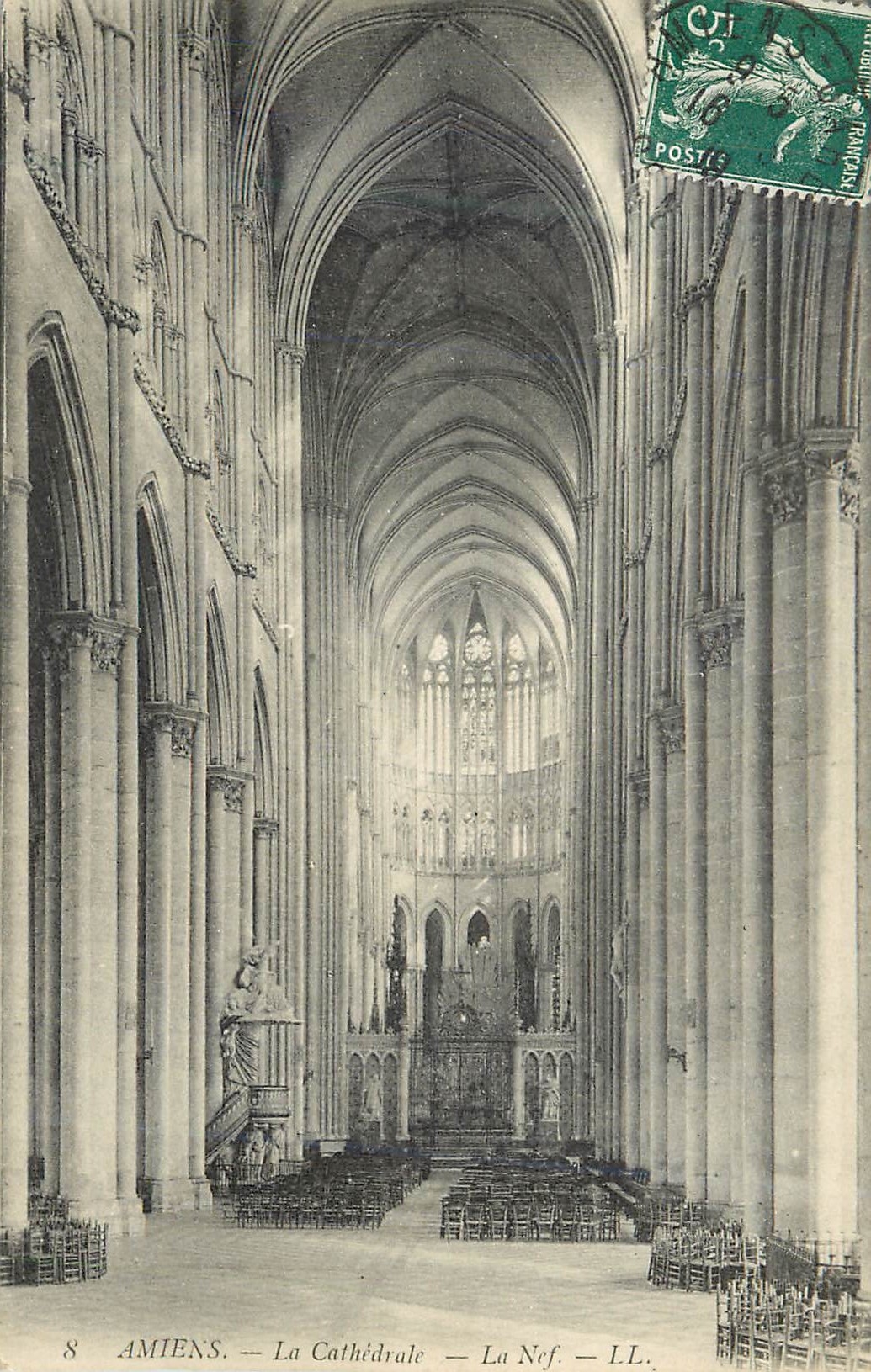 CPA Amiens La Cathedrale LA nef