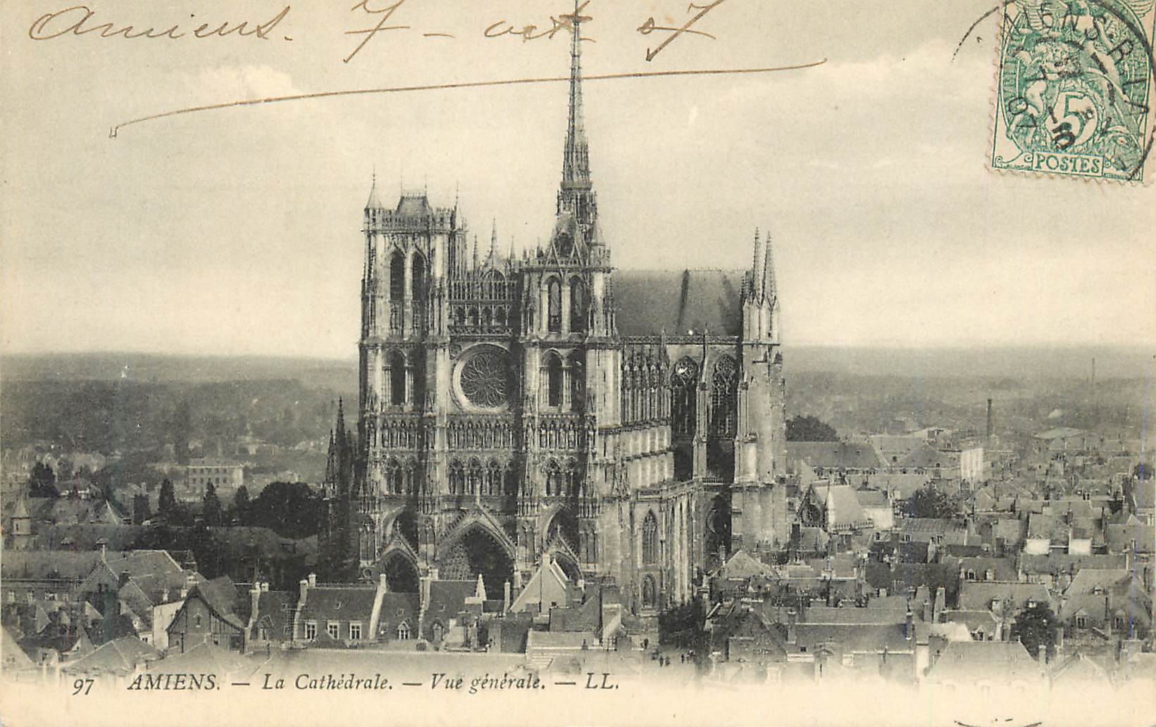 CPA Amiens La Cathedrale Vue generale 