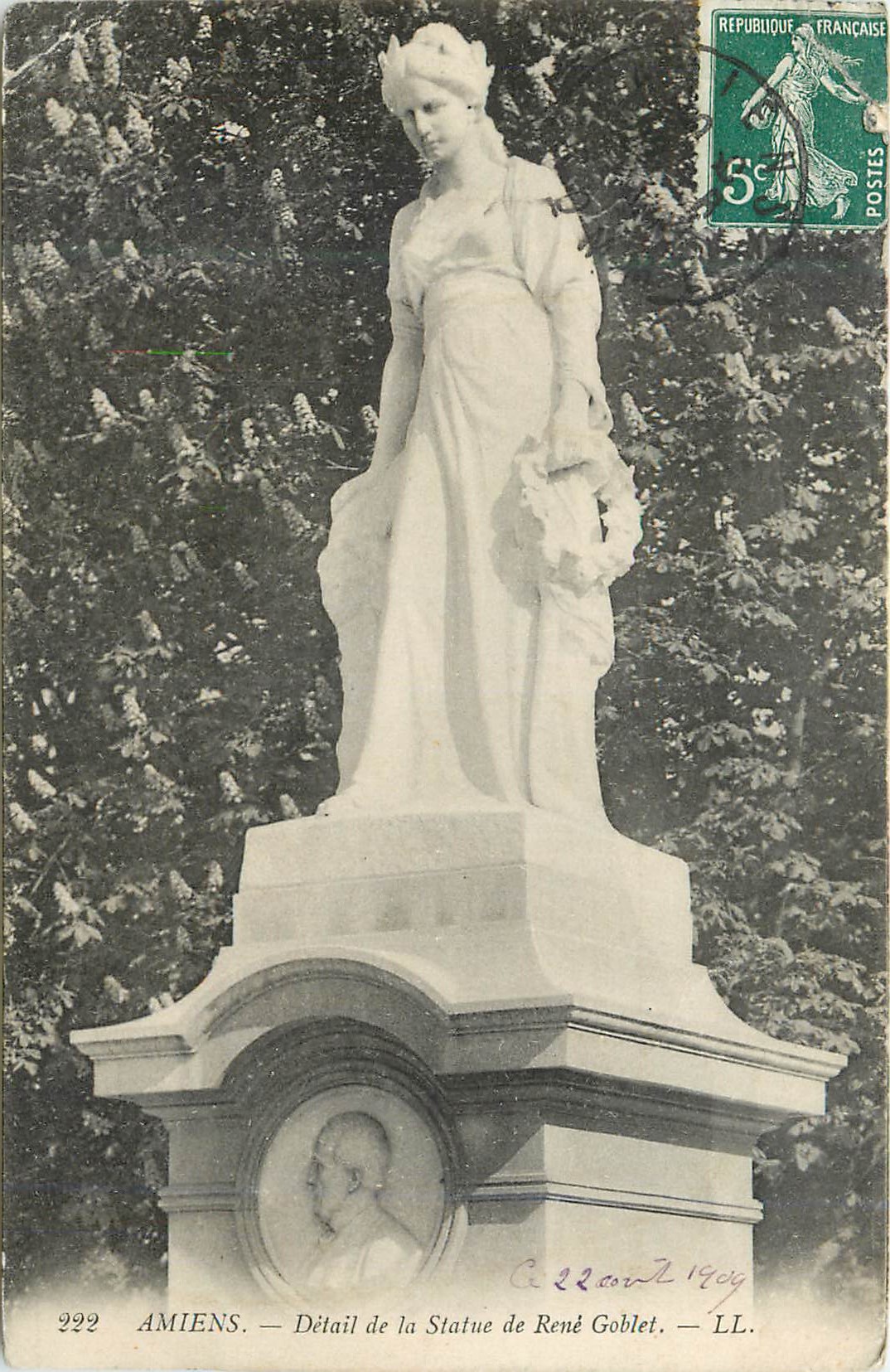 CPA Amiens Detail de la Statue de Rene Goblet 