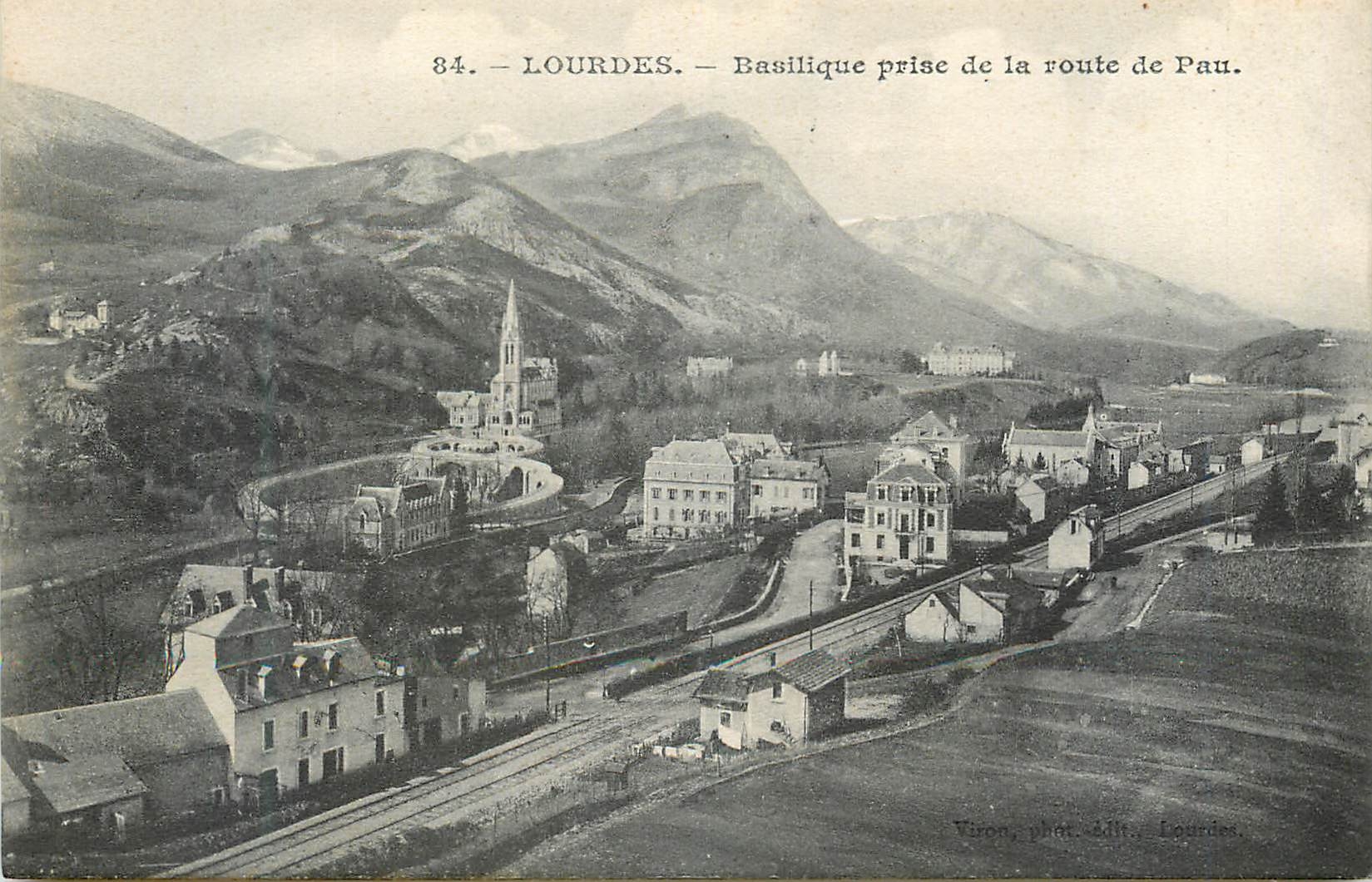CPA Lourdes Basilique prise de la route de Pau 