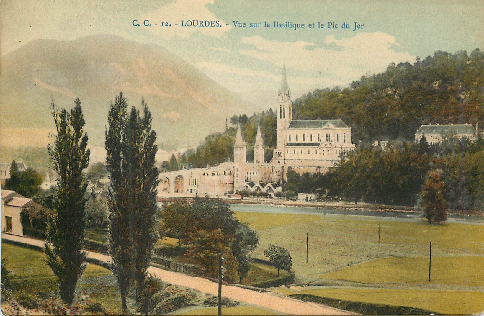 CPA Lourdes Vue sur la Basilique et le Pic du Jer 