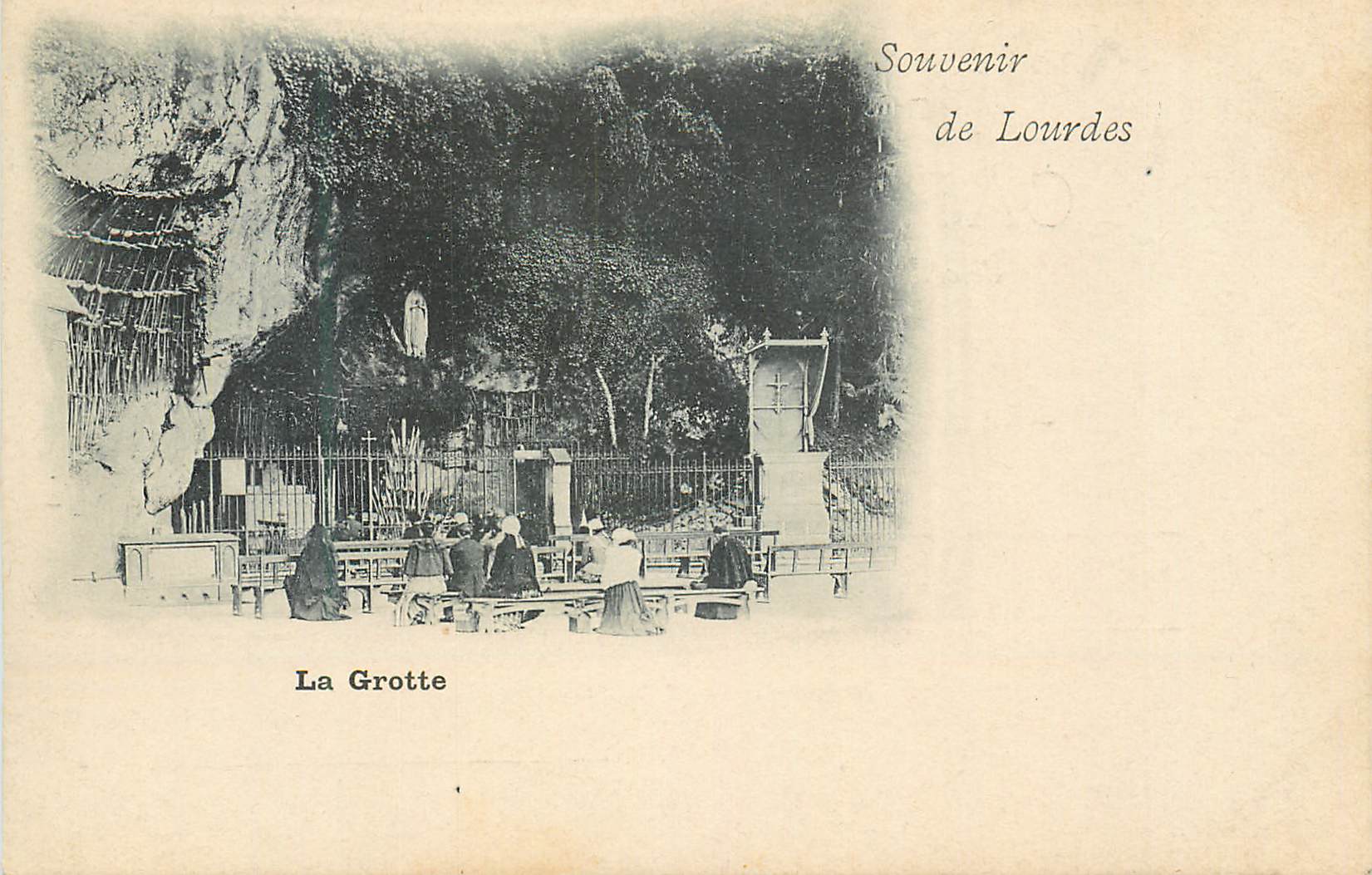 CPA Souvenir de Lourdes La Grotte (carte 1900)