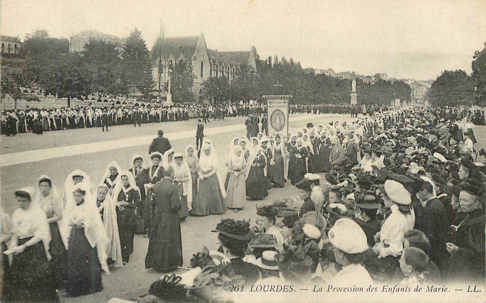 Lourdes — La Procession des Enfants de Marie — LL