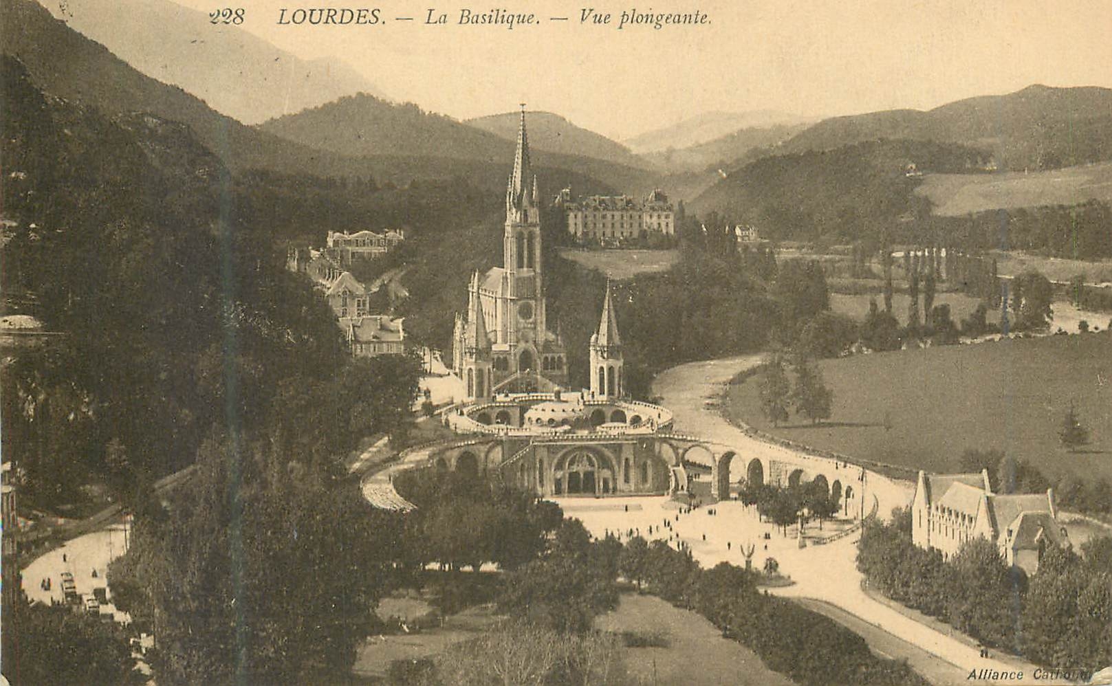 CPA Lourdes La Basilique Vue plongeante 