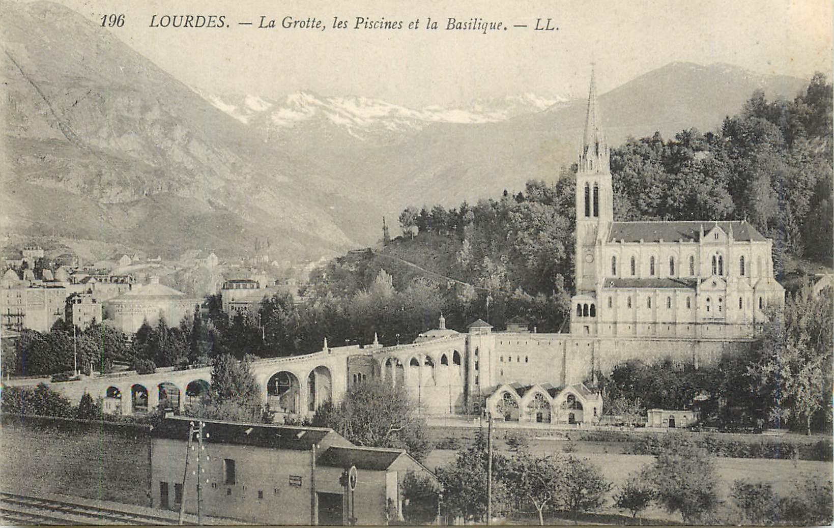 CPA Lourdes La Grotte les Piscines et la Basilique 