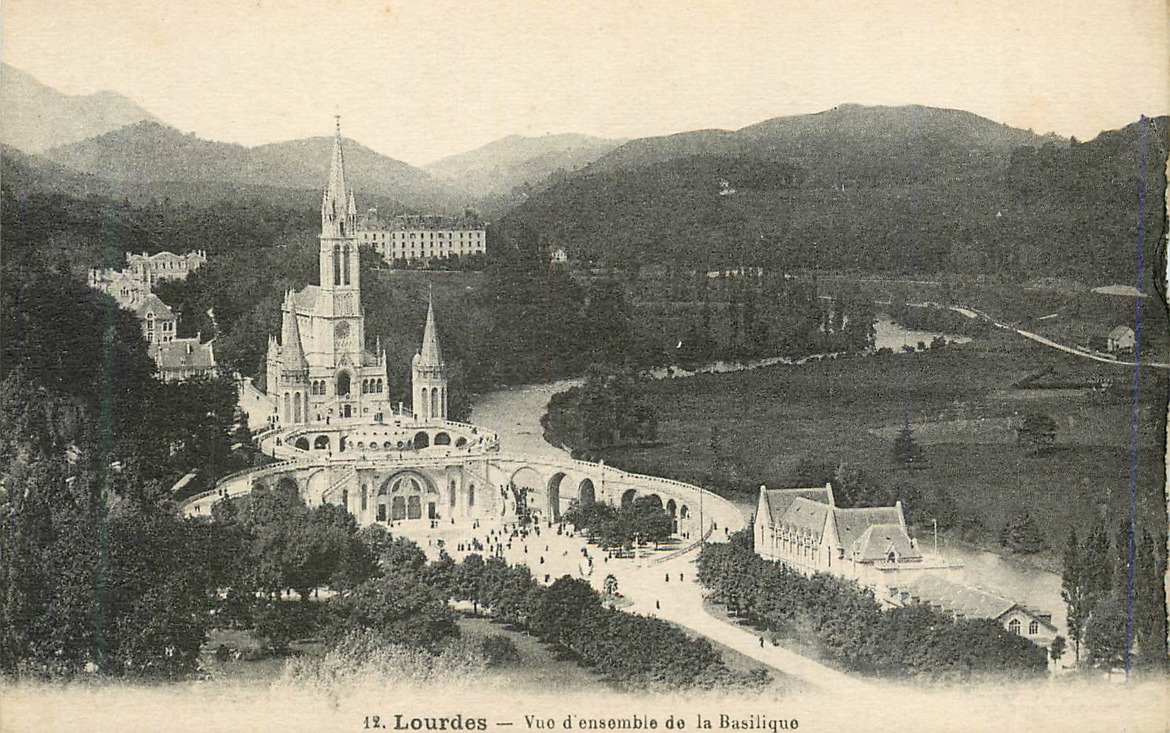 CPA Lourdes Vue d ensemble de la Basilique 