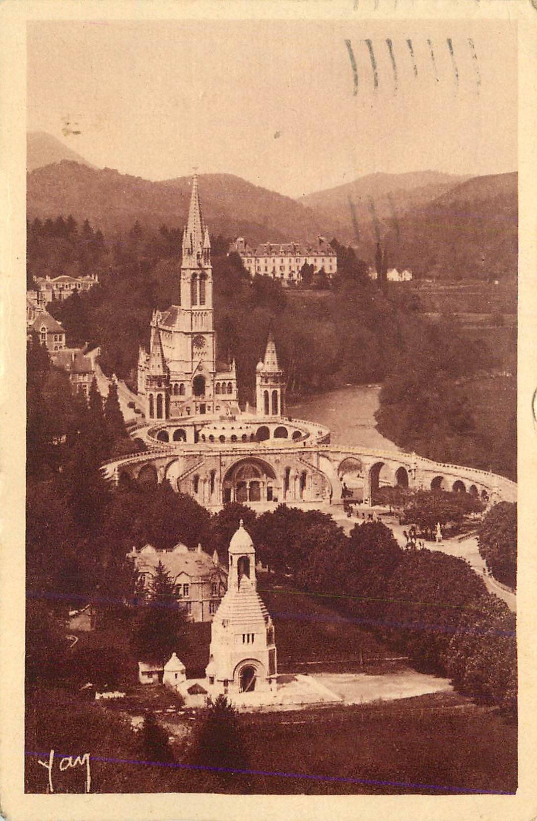 CPA Lourdes La Basilique et le monument aux morts vus du chateau fort 