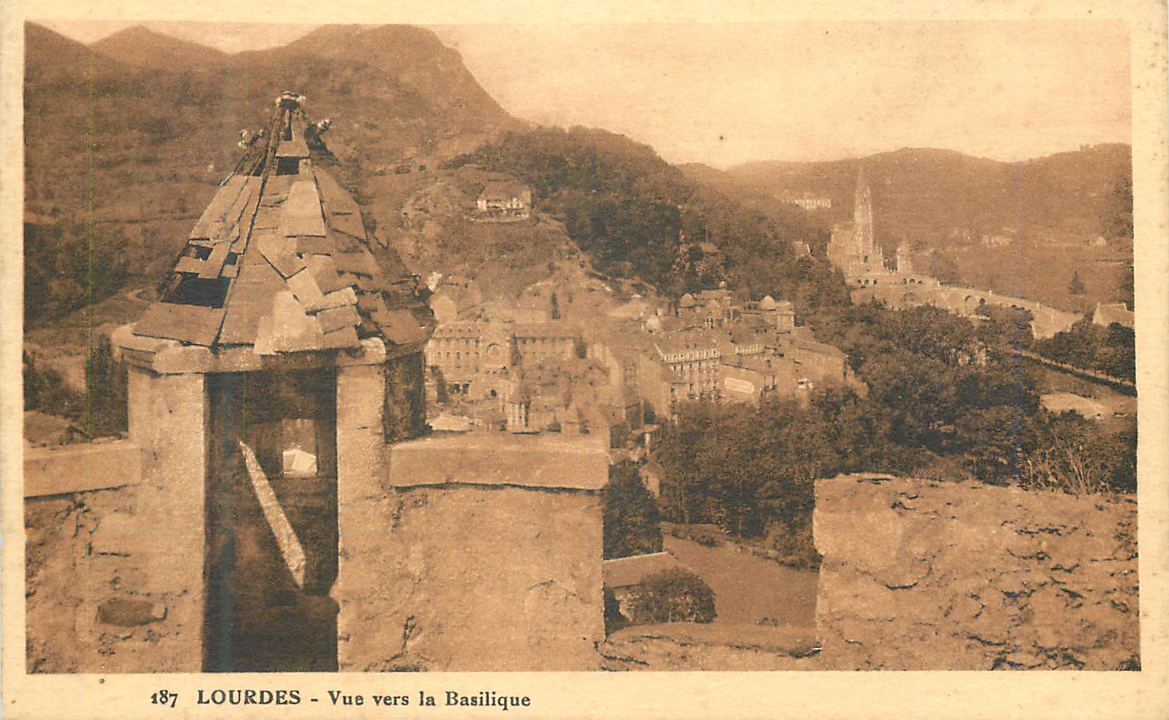 CPA Lourdes Vue vers la Basilique 