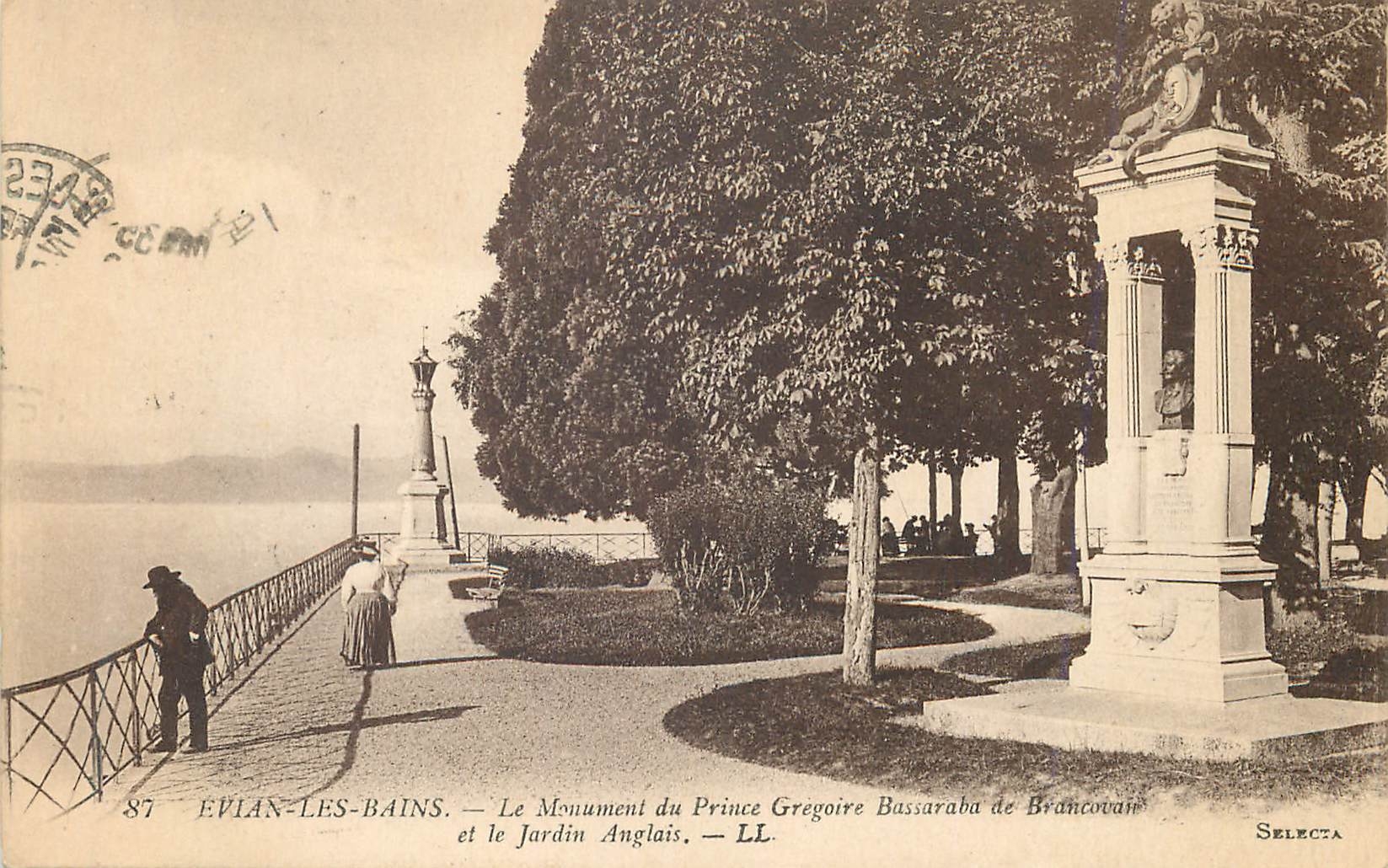 CPA Evian les Bains Le Monument du Prince Gregoire Bassaraba de Branevain et le Jardin Anglais 