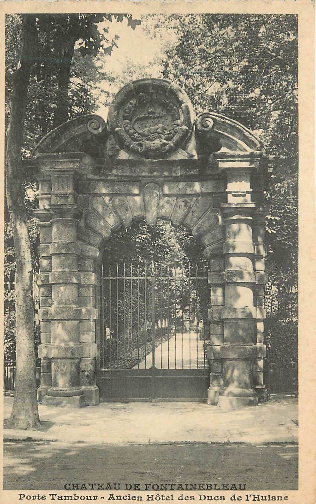 Porta Tambour — Castello di Fontainebleau — Antico Albergo dei Duchi di l'Huisne