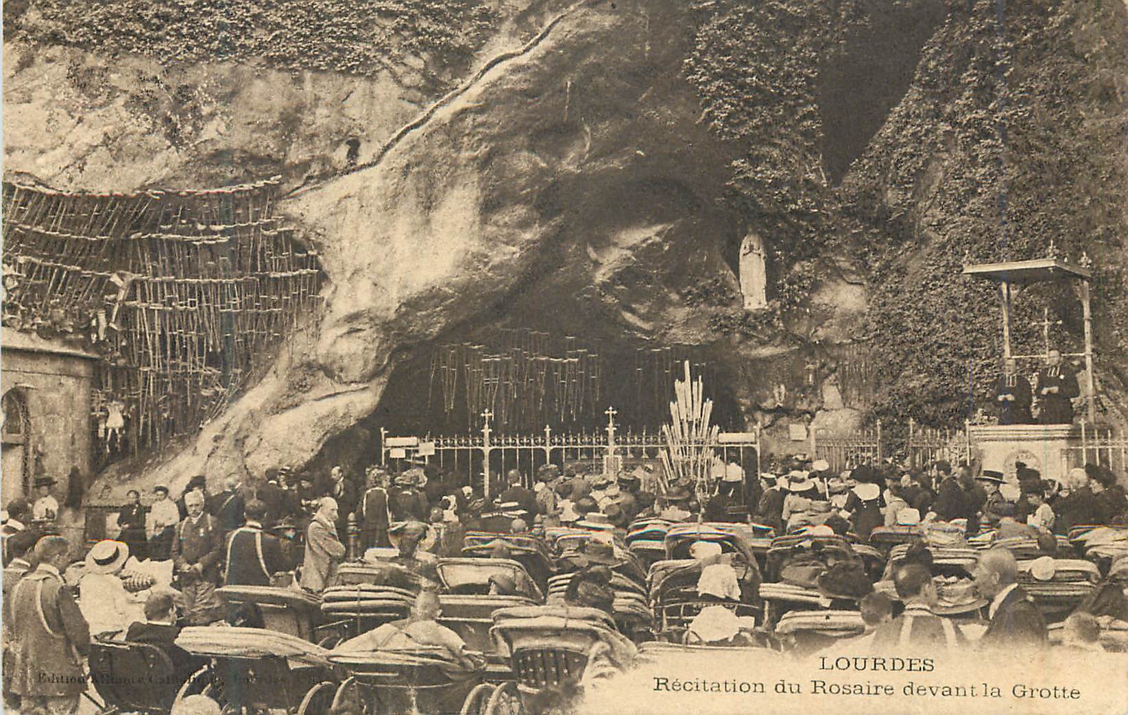 CPA Lourdes recitation du rosaire devant la grotte