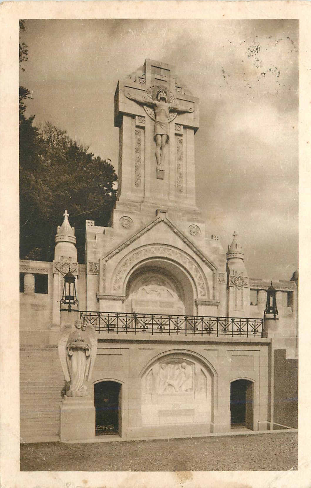 CPA La Basilique de Lisieux le chemin de croix exterieur