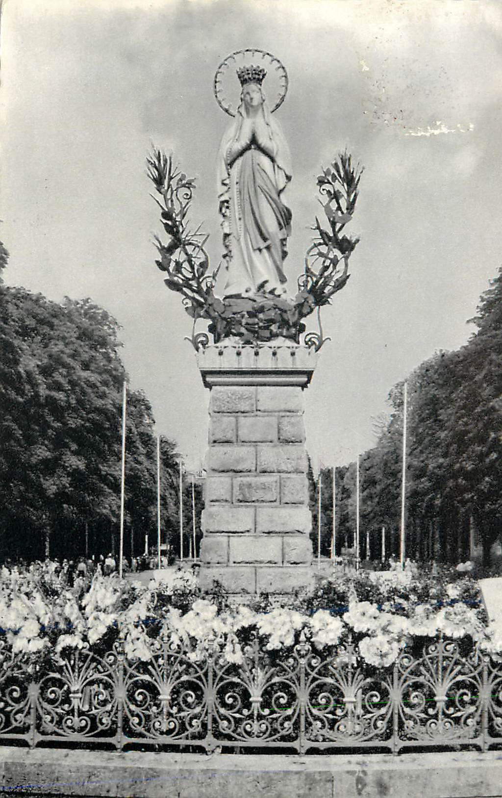 CPM Lourdes (Htes Pyr) la vierge couronnee