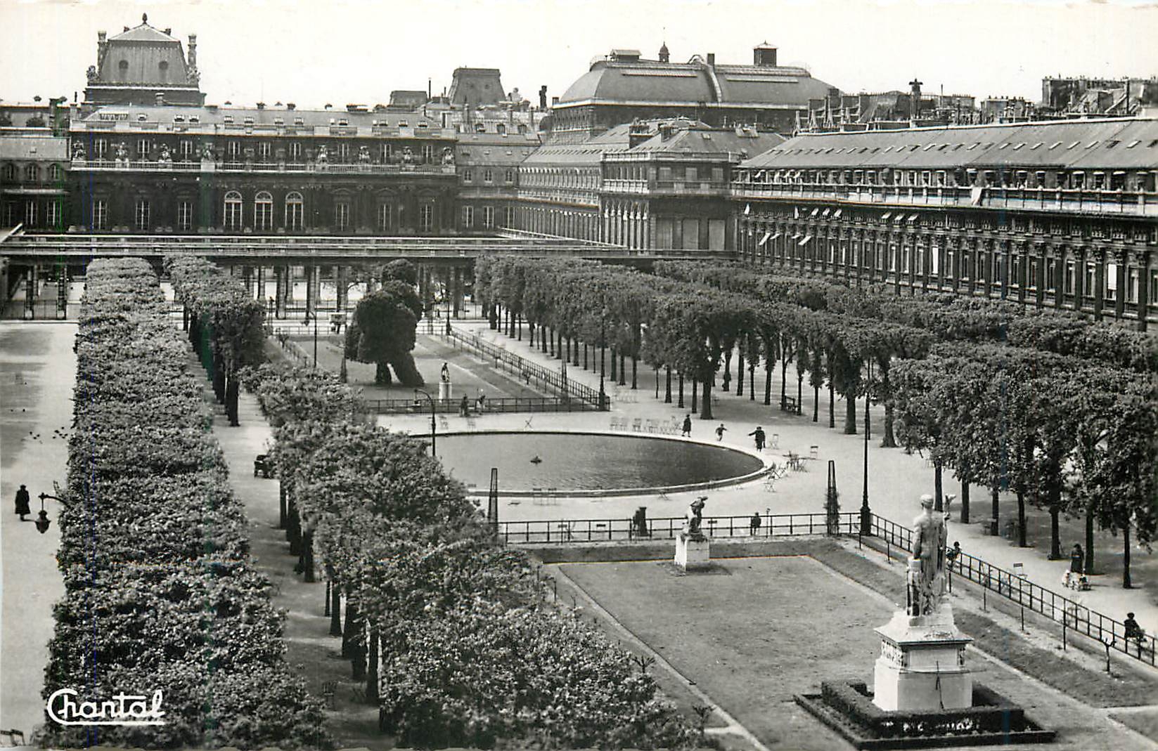 CPM Paris le palais royal et les jardins