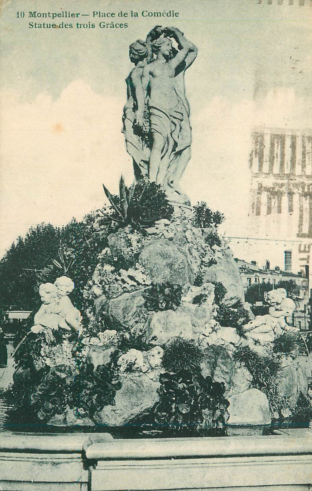 CPA Montpellier place de la comedie statue des trois graces
