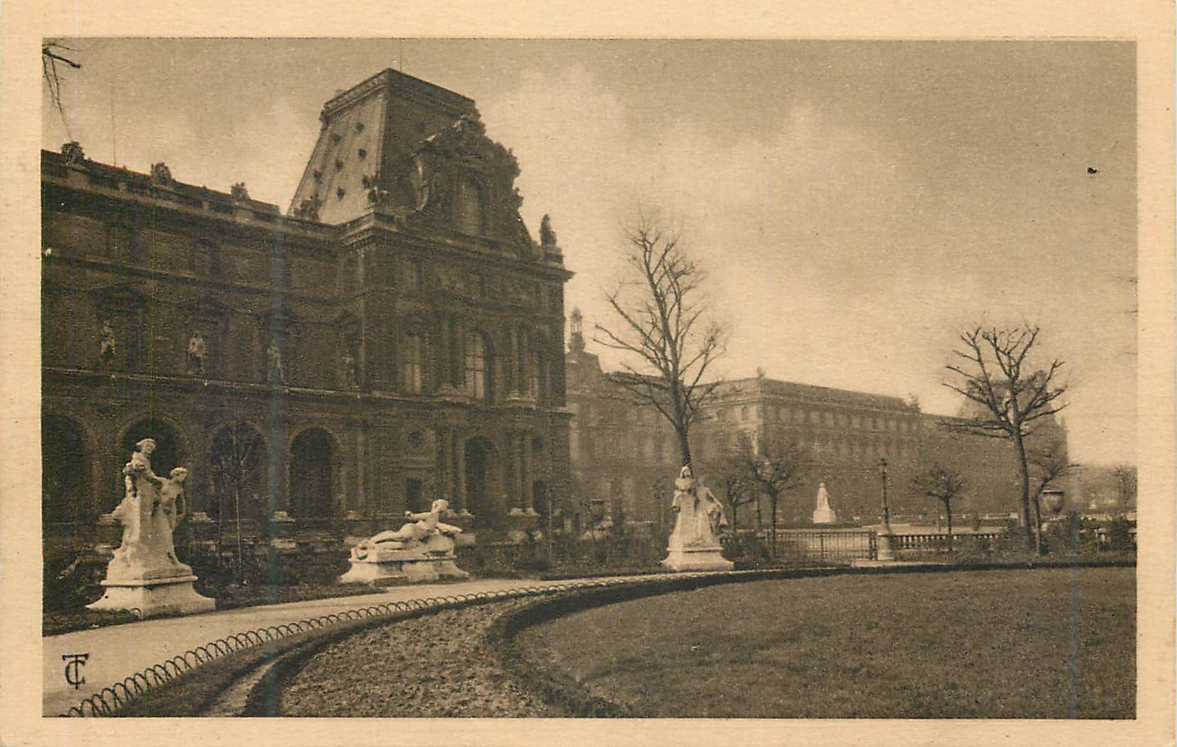 CPA Paris Le Louvre (pavillon de la tremoille et Mollen) et les tuileries (Pavillon de flore)