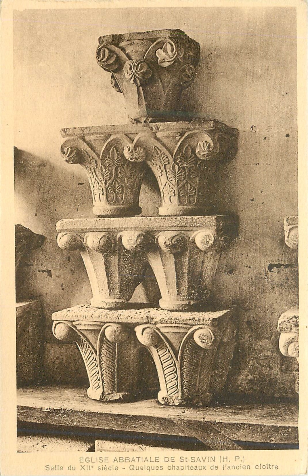 CPA Eglise abbatiale de st Savin (H P) salle de XIIe s quielqies chapiteaux de l'ancien cloitre