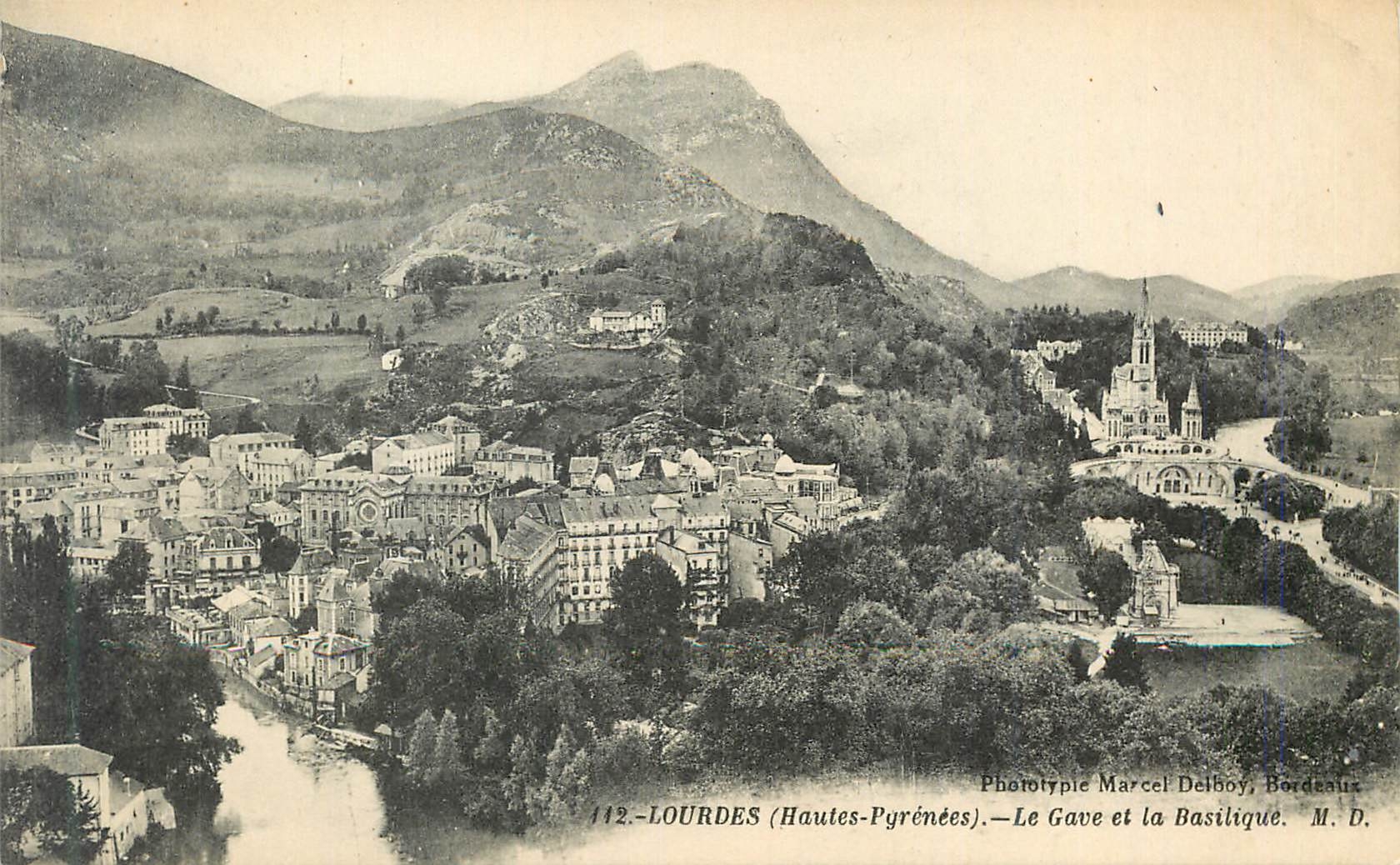 CPA Lourdes (H P) la gave et la basilique