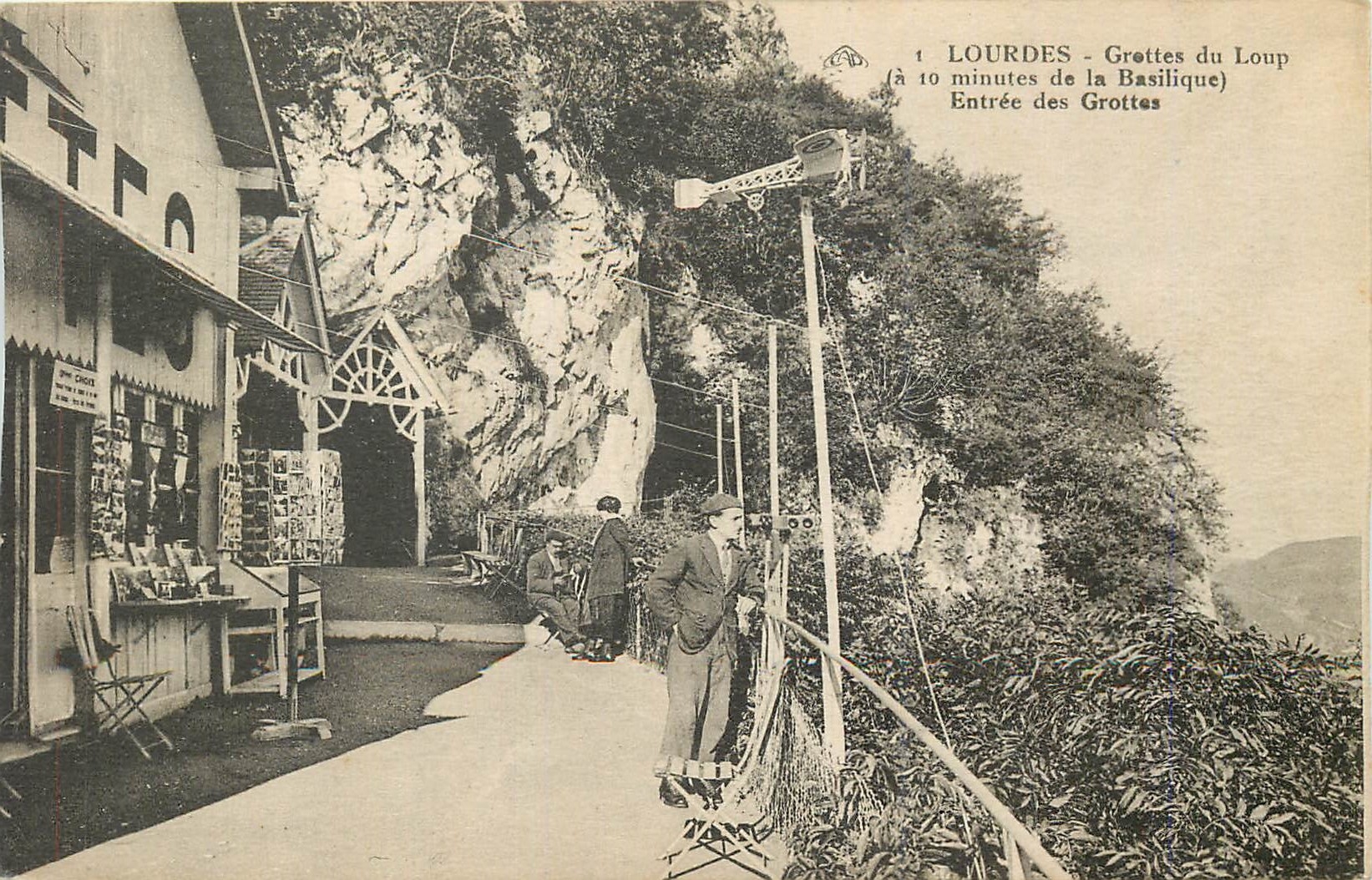 CPA Lourdes grottes du loup a 10 minutes de la basilique) entree des grottes Avion
