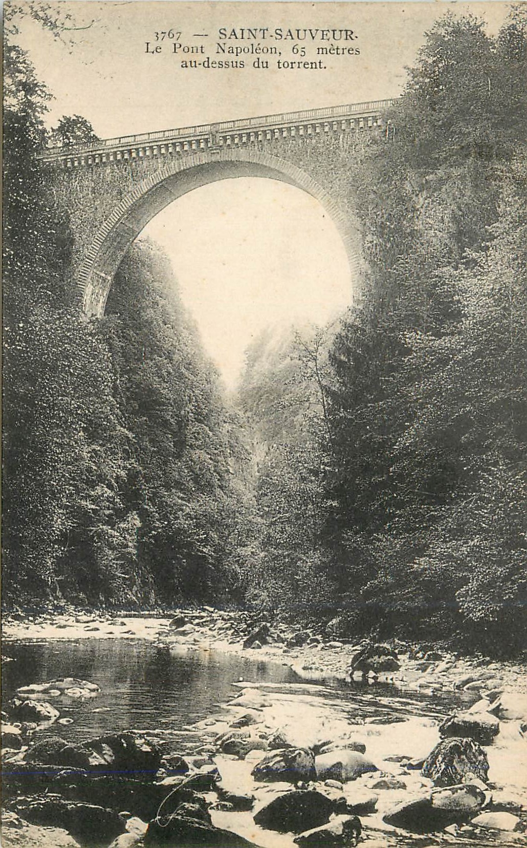 CPA Saint sauveur le pont napoleon 65 m au dessus du torrent