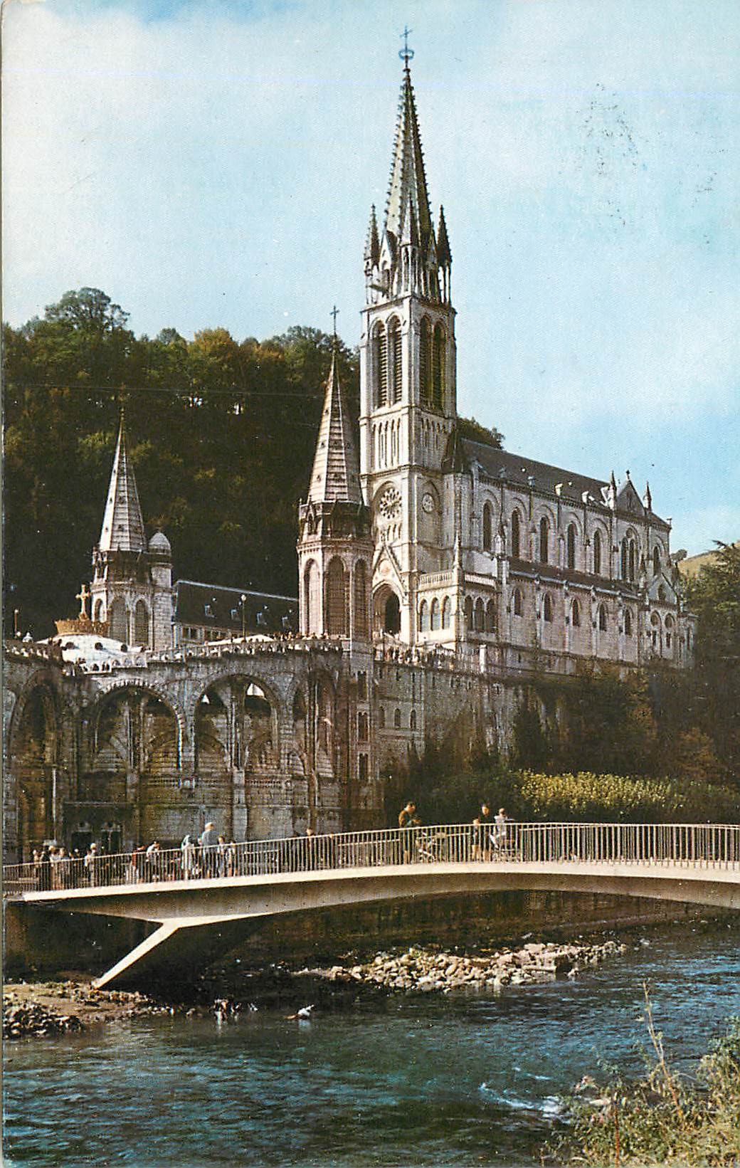 CPA Lourdes (H P) la basilique et le pont sur la grave