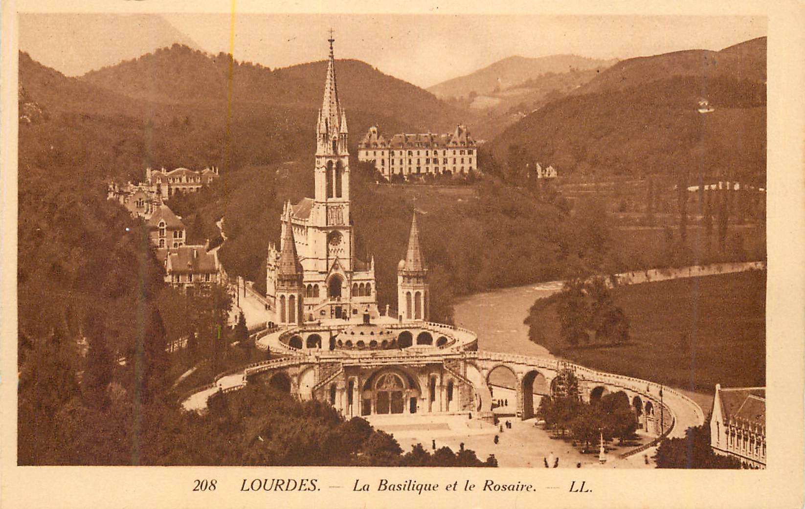 CPA Lourdes la basilique et le rosaire