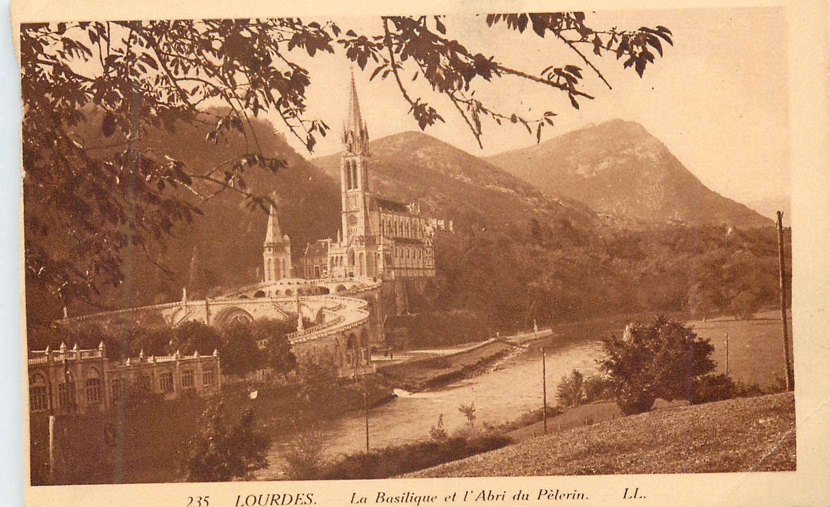 CPA Lourdes la basilique et l'abri du pelerin