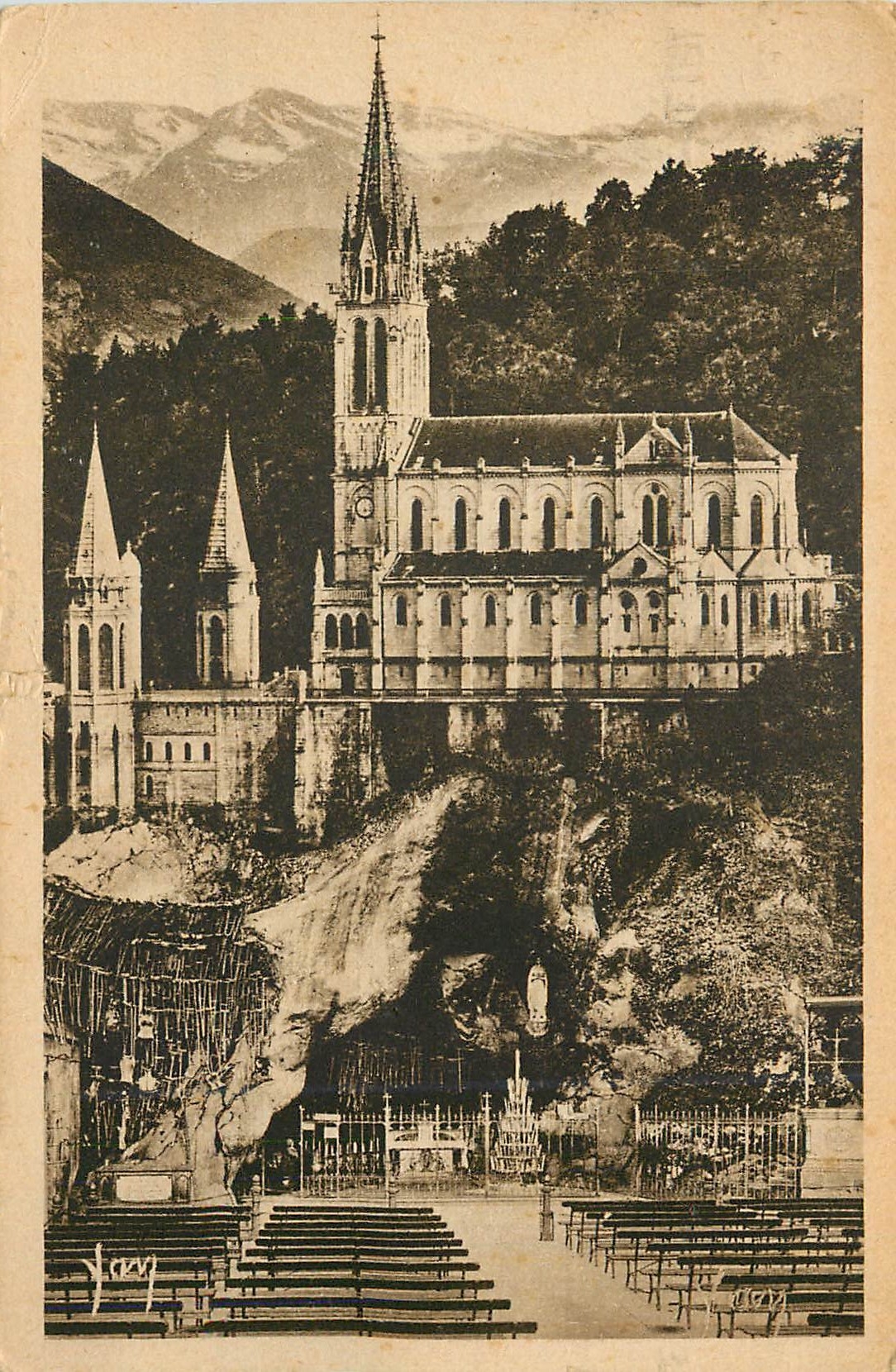 CPA Lourdes la basilique et la grotte