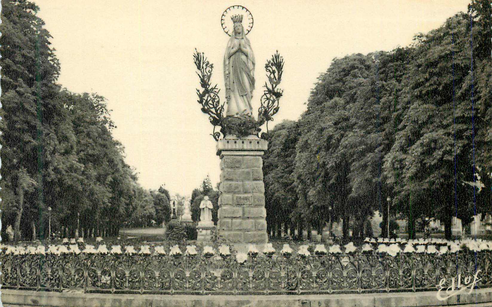 CPM Lourdes la vierge couronnee