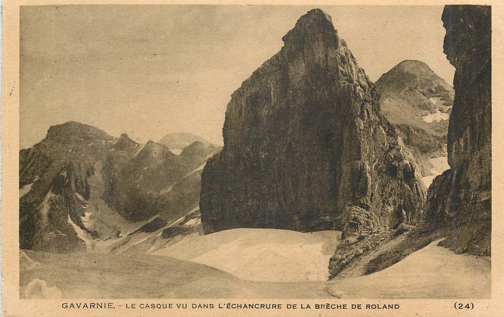 CPA Gavarnie la casque vu dans l'echancrure de la breche de roland