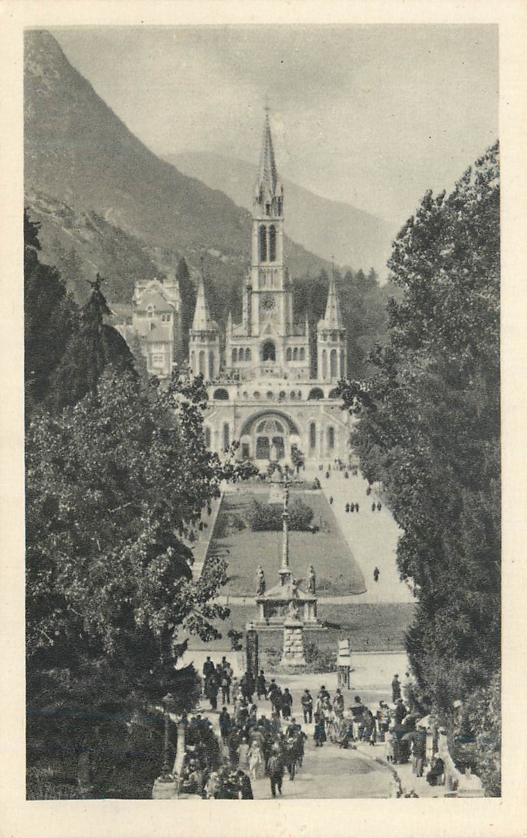 CPA Lourdes la basilique et l'esplanade des precessions
