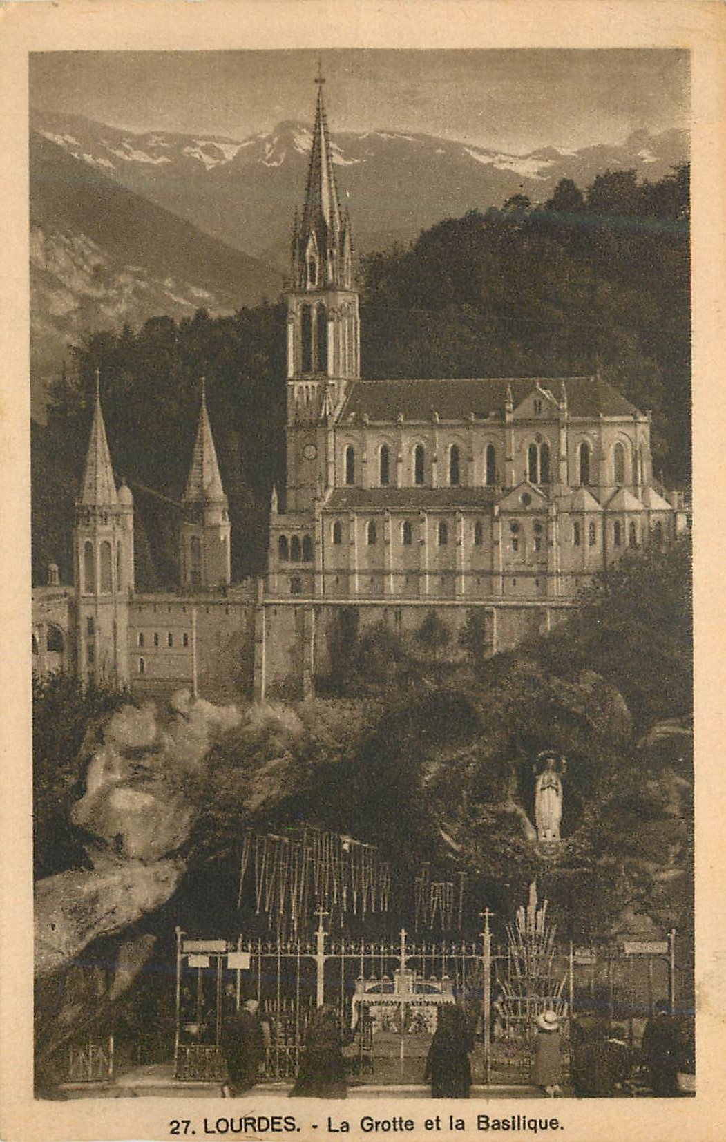 CPA Lourdes la grotte et la basilique