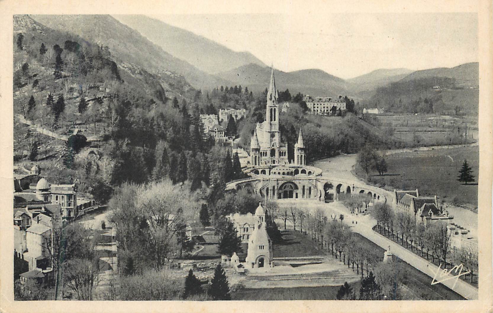 CPA Lourdes la basilique vue du chateau fort
