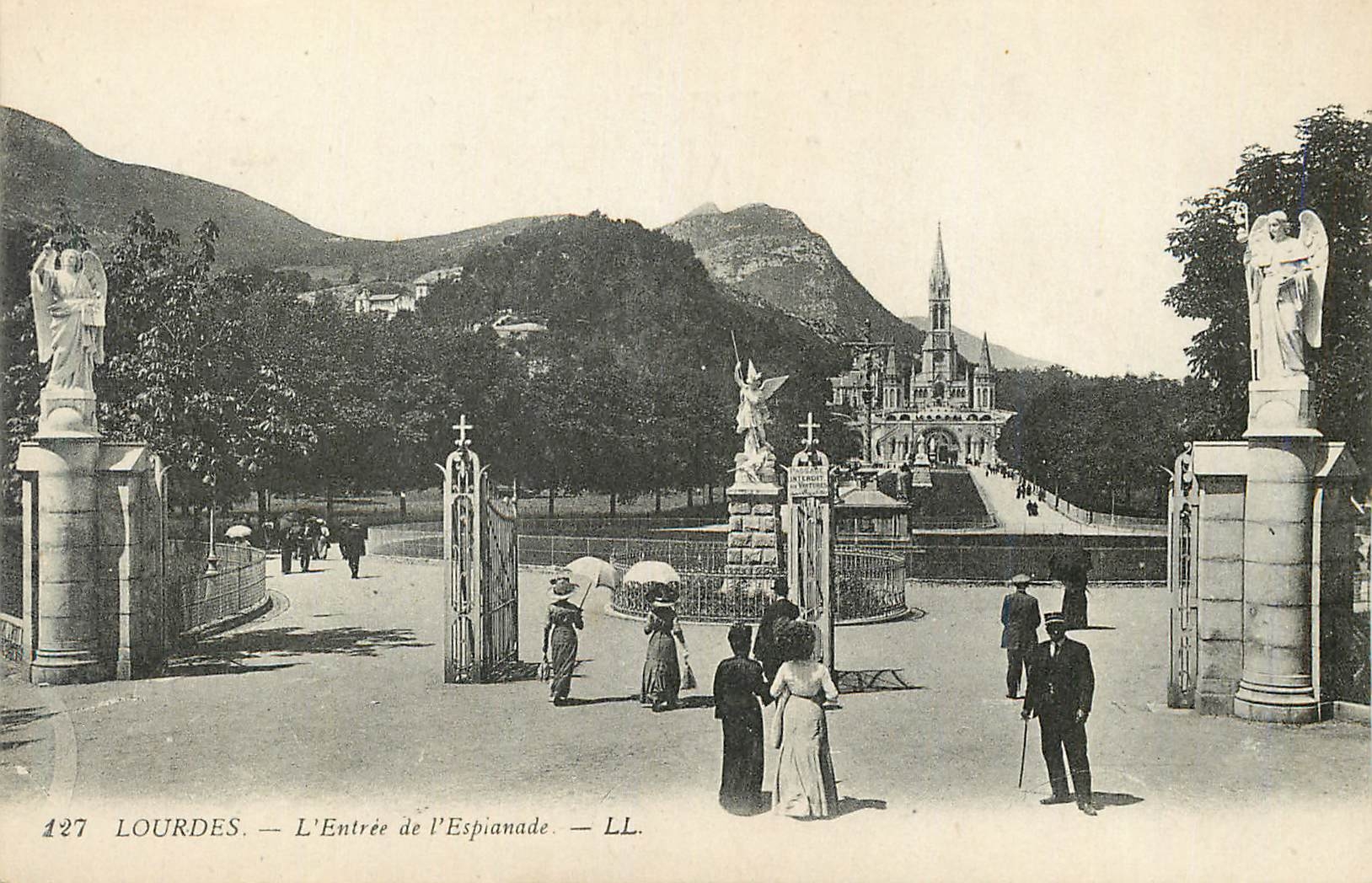 CPA Lourdes l'entree de l'esplanade
