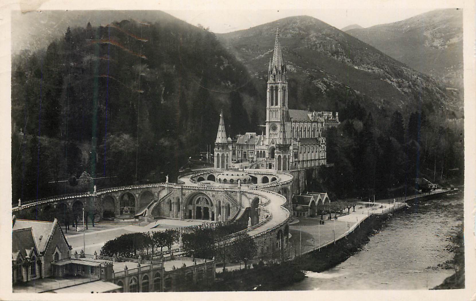 CPM Lourdes la basilique