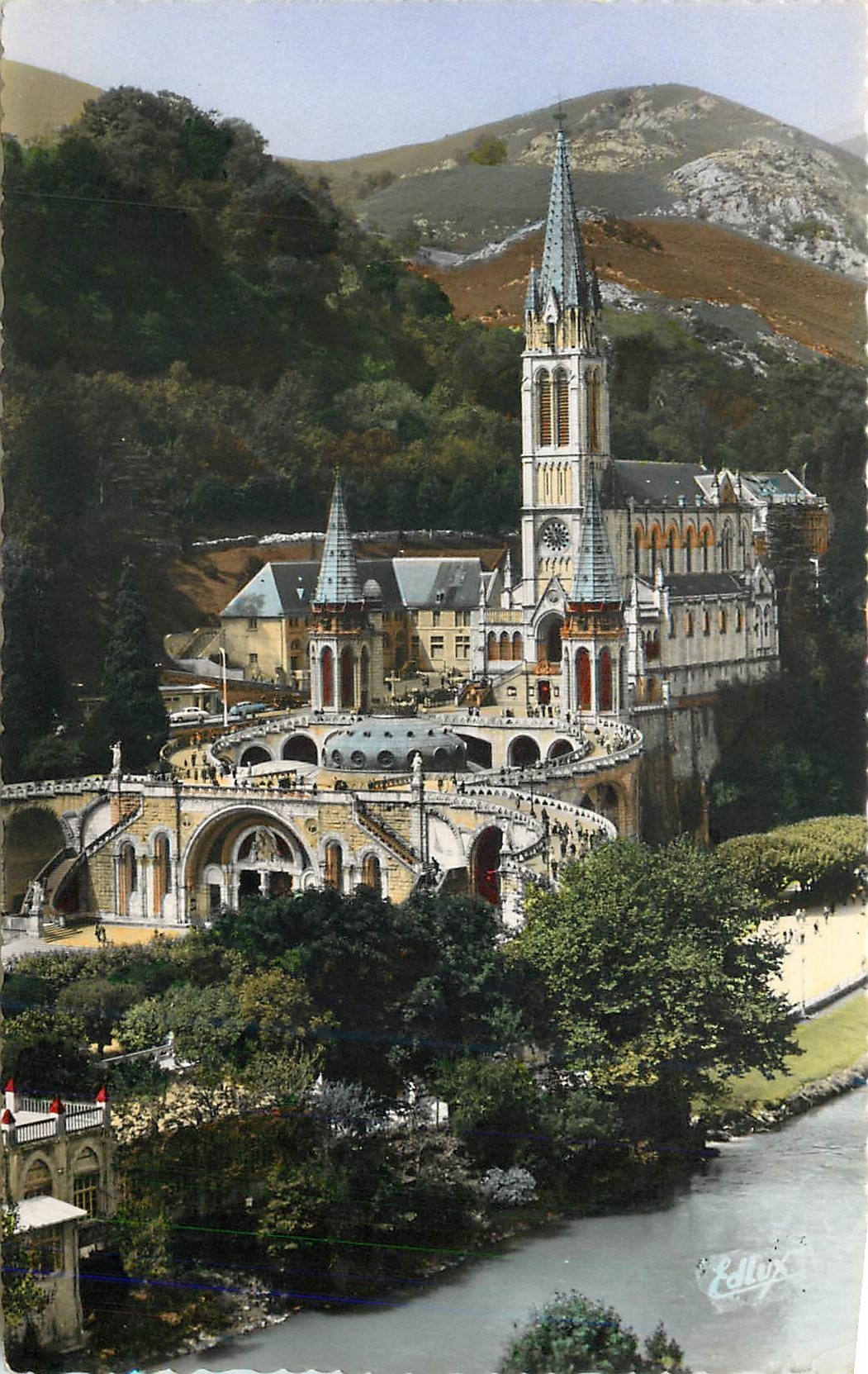 CPM Lourdes la basilique et le gave