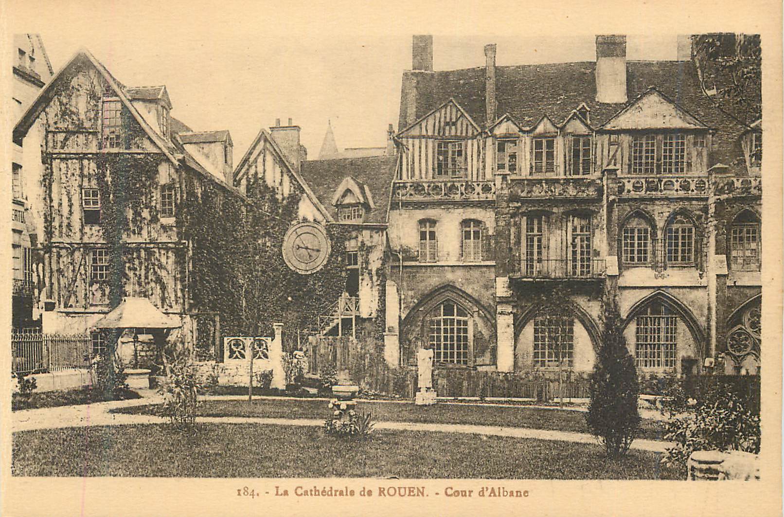 CPA La cathedrale de Rouen cour d'albane