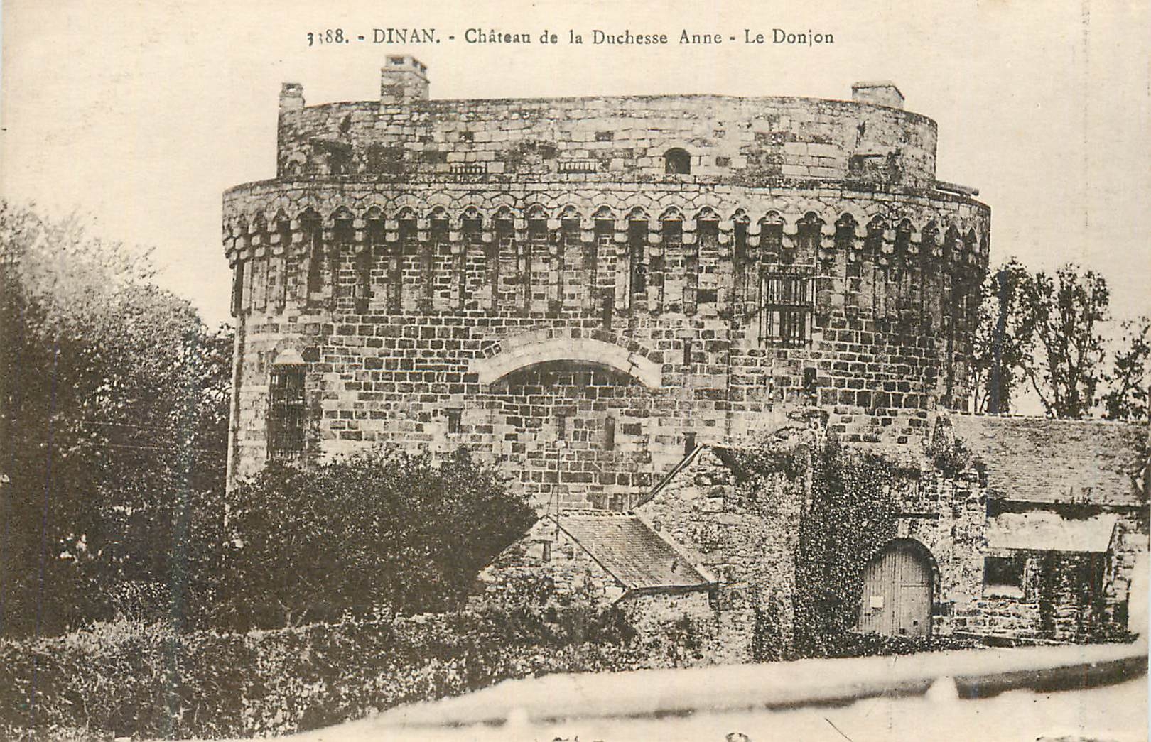 CPA Dinan chateau de la duchesse anne le donjon