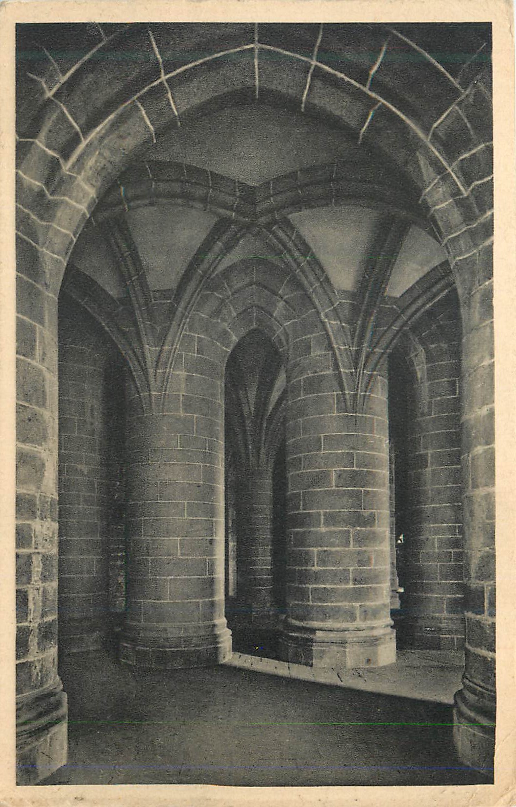 Crypte des gros piliers — Abbaye du Mont-Saint-Michel — éditeur Serv. Commercial Historiques