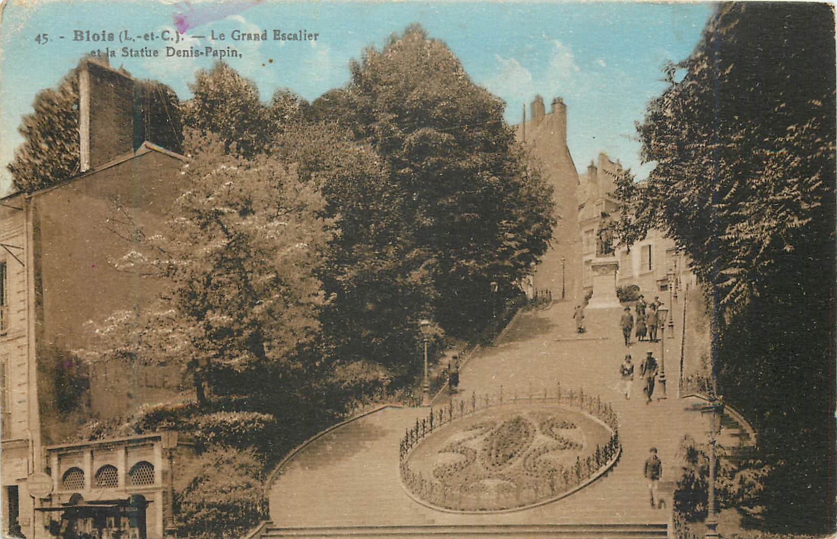 CPA Blois (L et C) Le Grand Escalier et la Statue Denis Papin