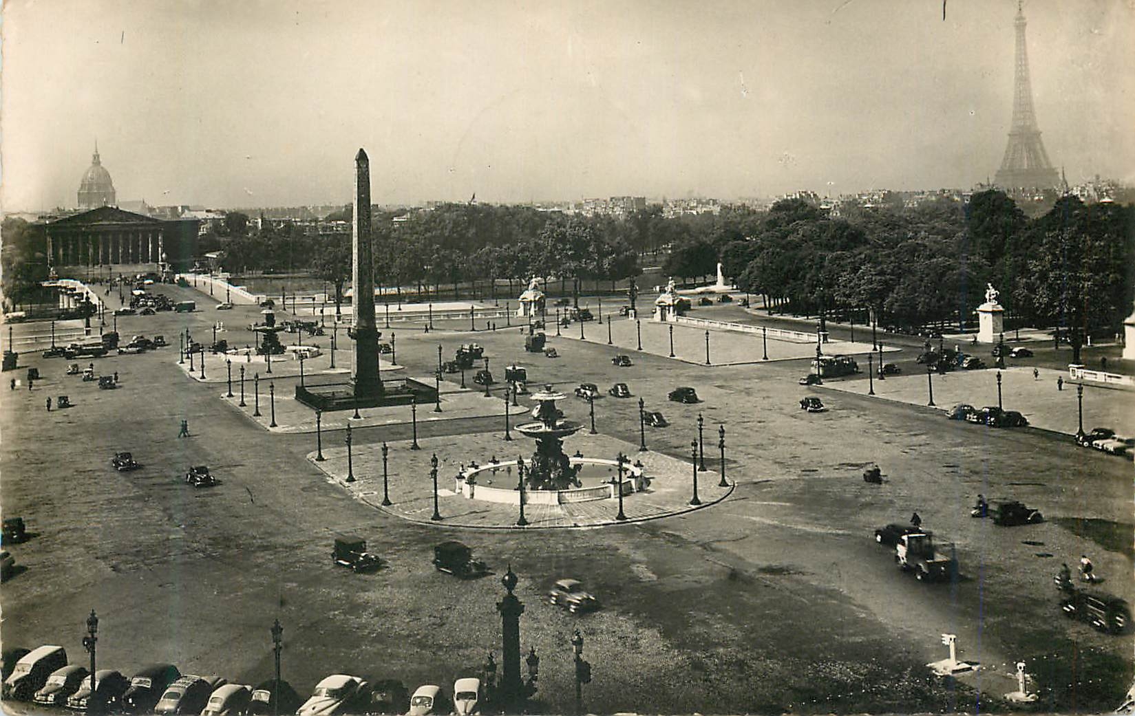 CPM Paris La Place de la Concorde Tour Eiffel