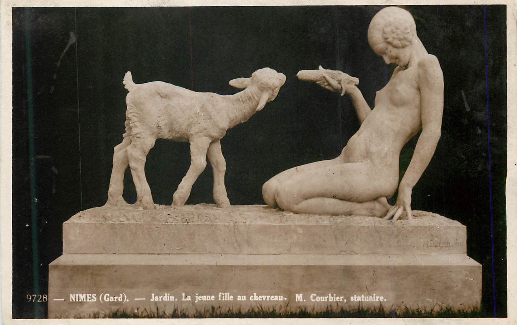 CPA Nimes (Gard) Jardin La Jeune fille au chevreau Chevre