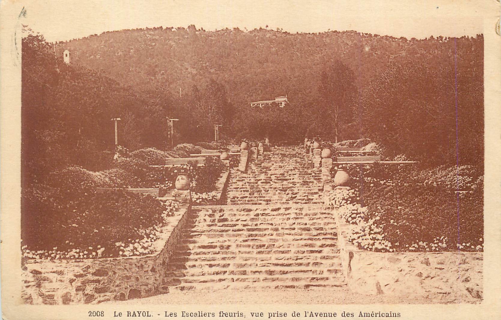 CPA Le Rayol Les Escaliers fleuris vue prise de l'Avenue des Americains