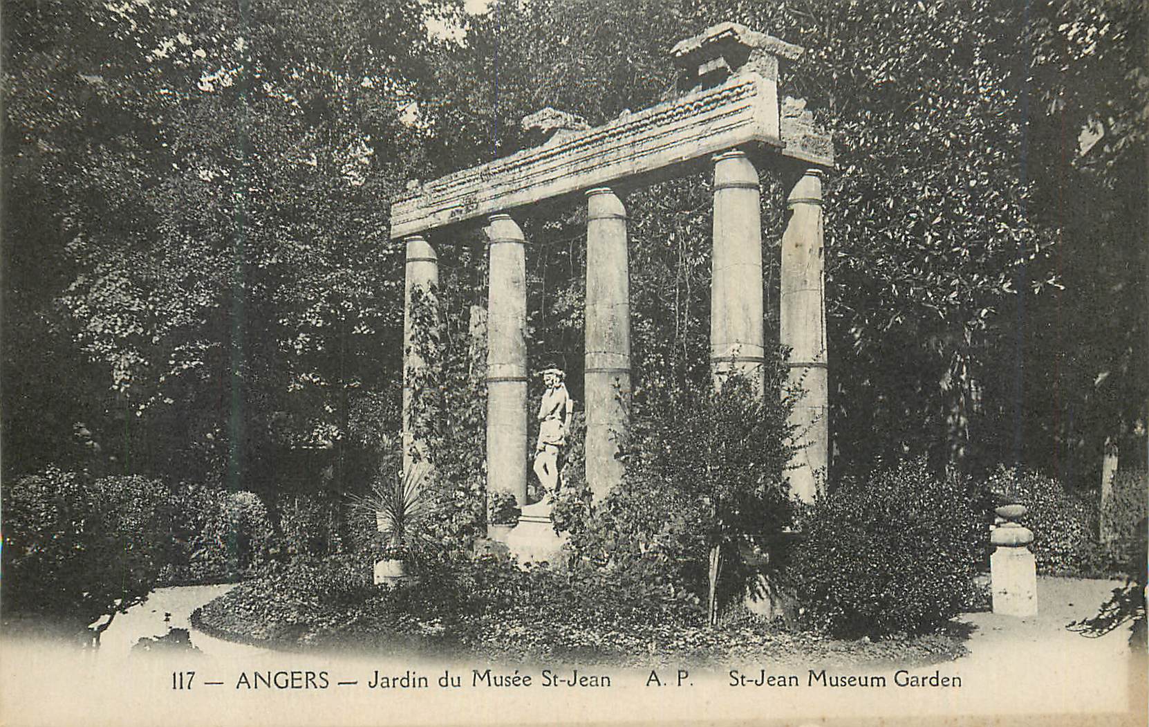 CPA Angers Jardin du Musee St-Jean
