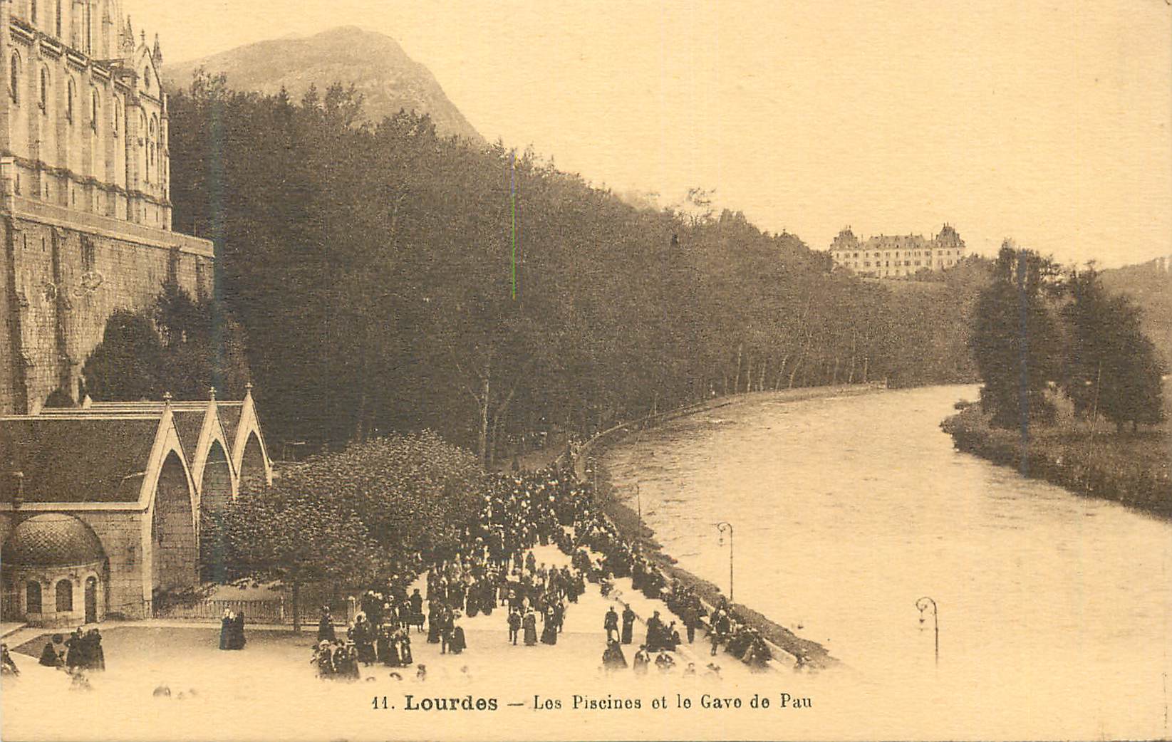 CPA Lourdes Les Piscines et la Gave de Pau