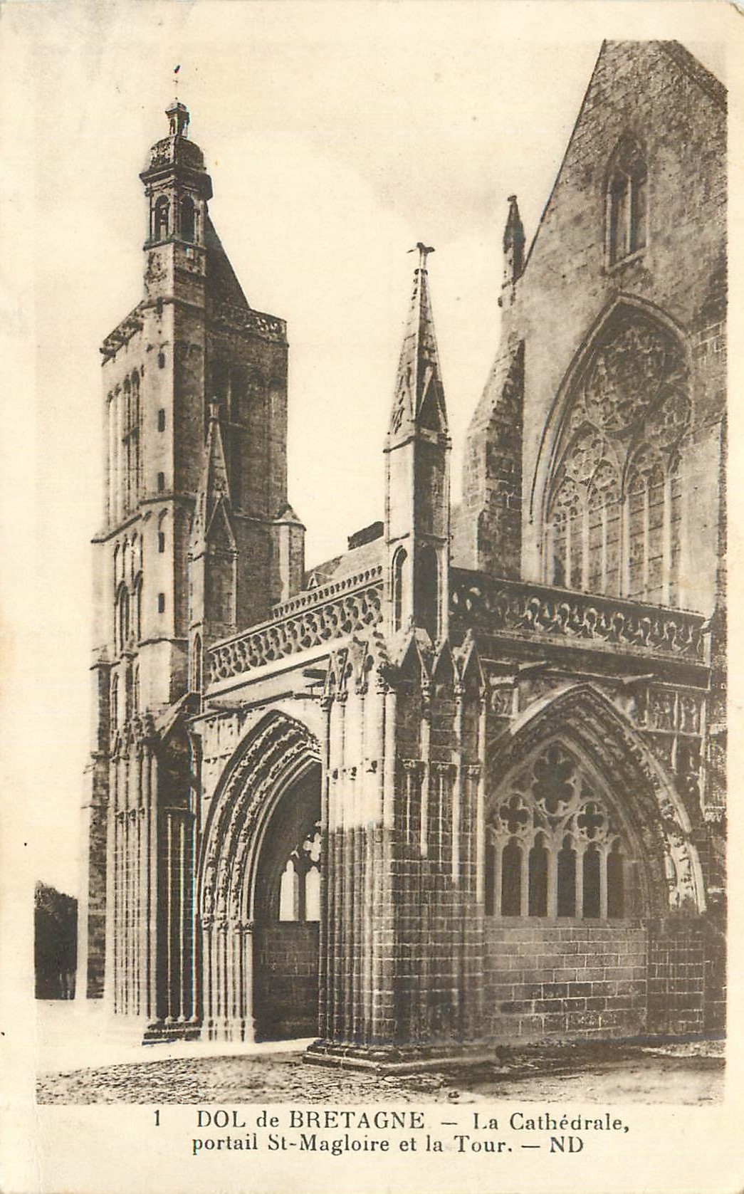 CPA Dol de Bretagne La Cathedrale Portail St Magloire et la Tour