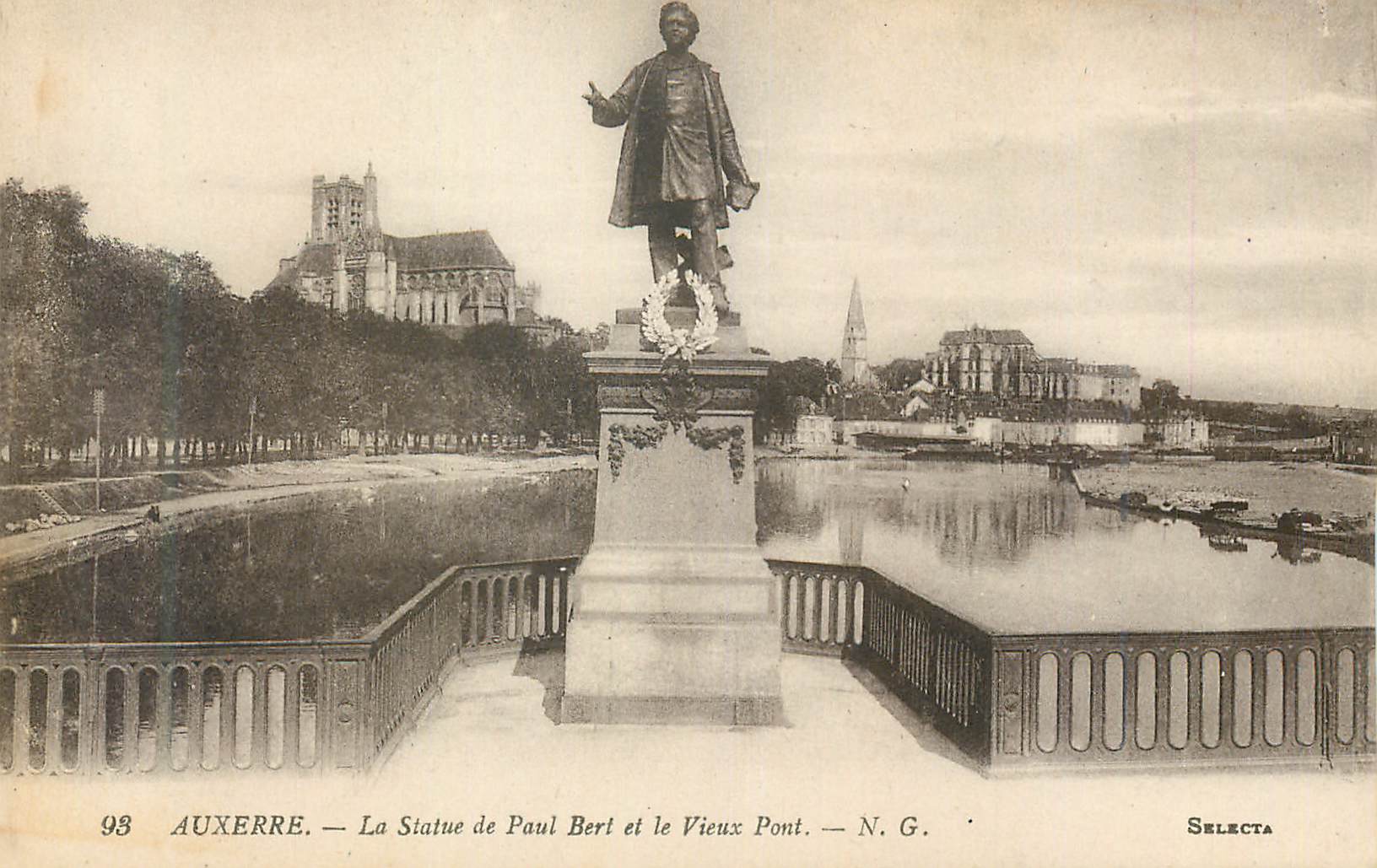 CPA Auxerre La Statue de Paul Berl et le Vieux Pont