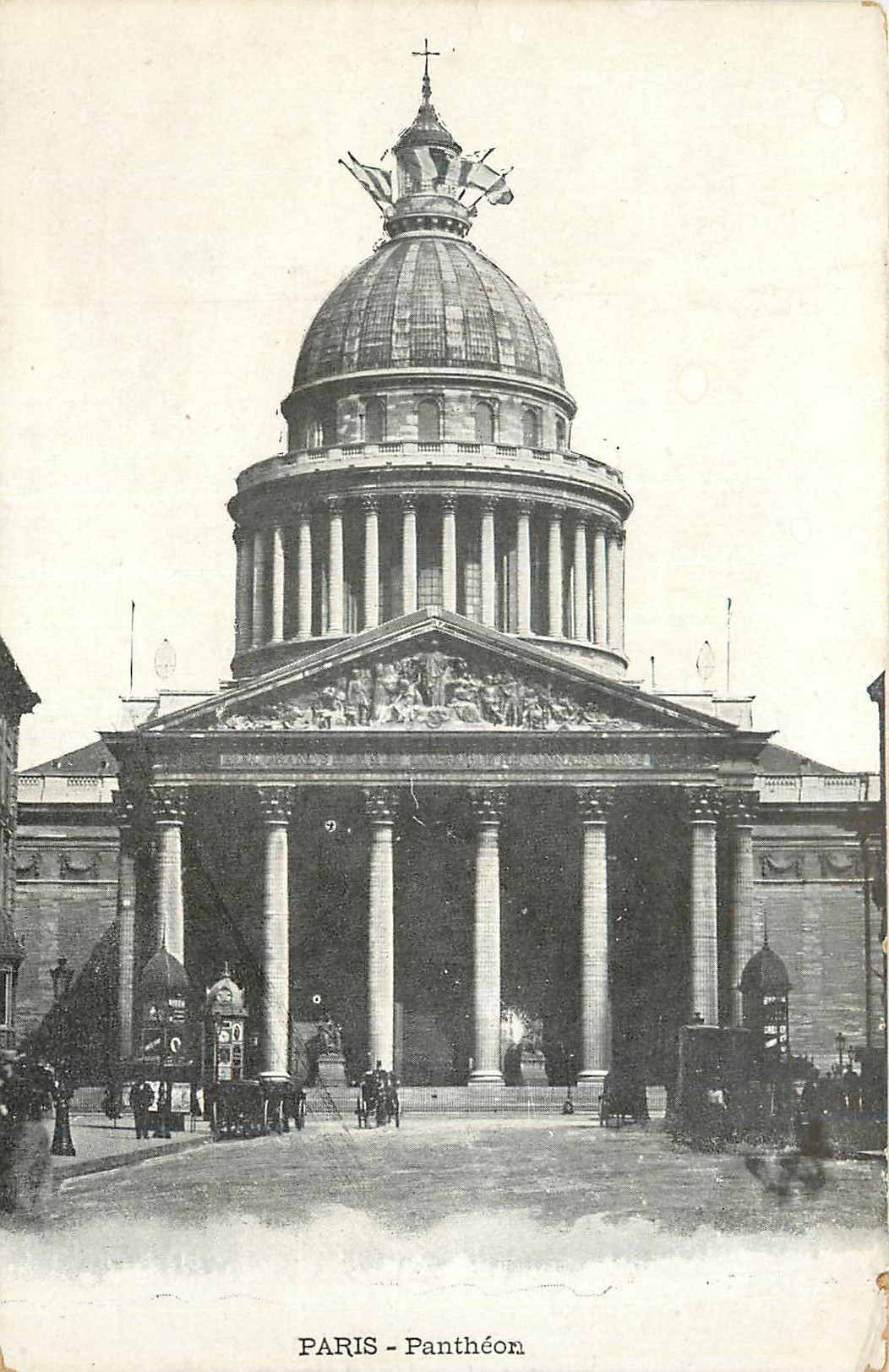 PARIS - Panthéon — vue de la façade classique avec dôme et colonnades — éditeur non identifié