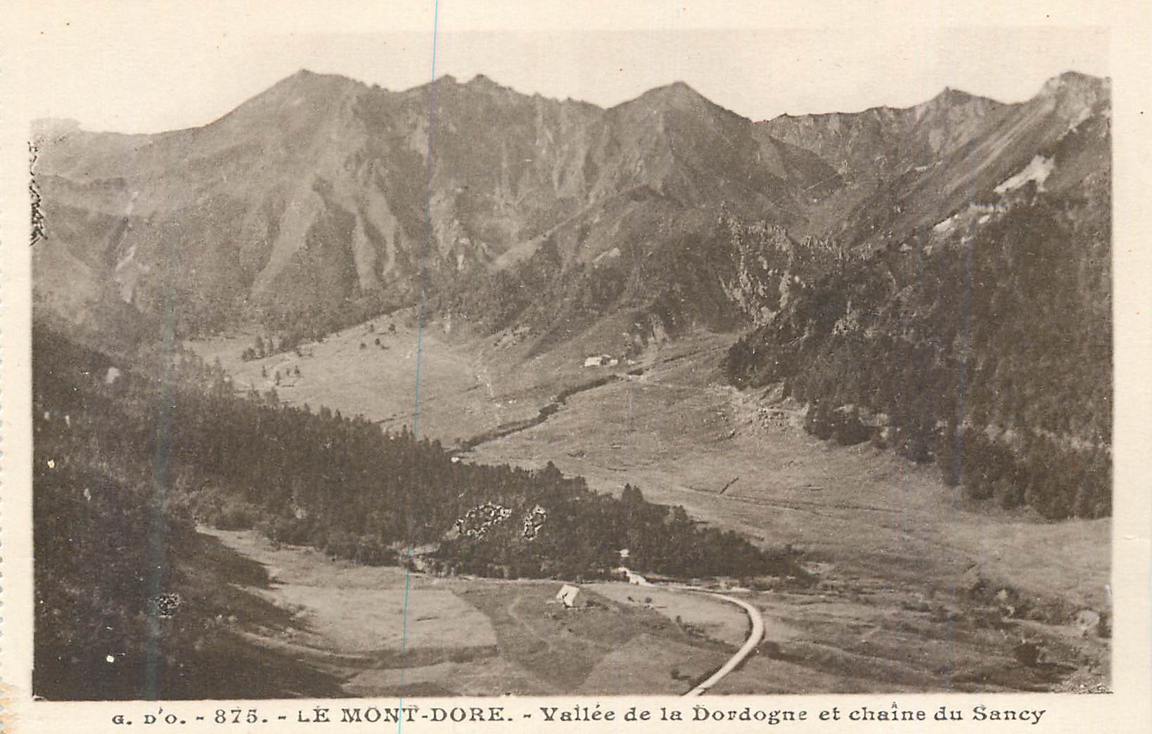 CPA L'Auvergne Le Mont-Dore Vallee de la Dordogne et Chateau du Sancy