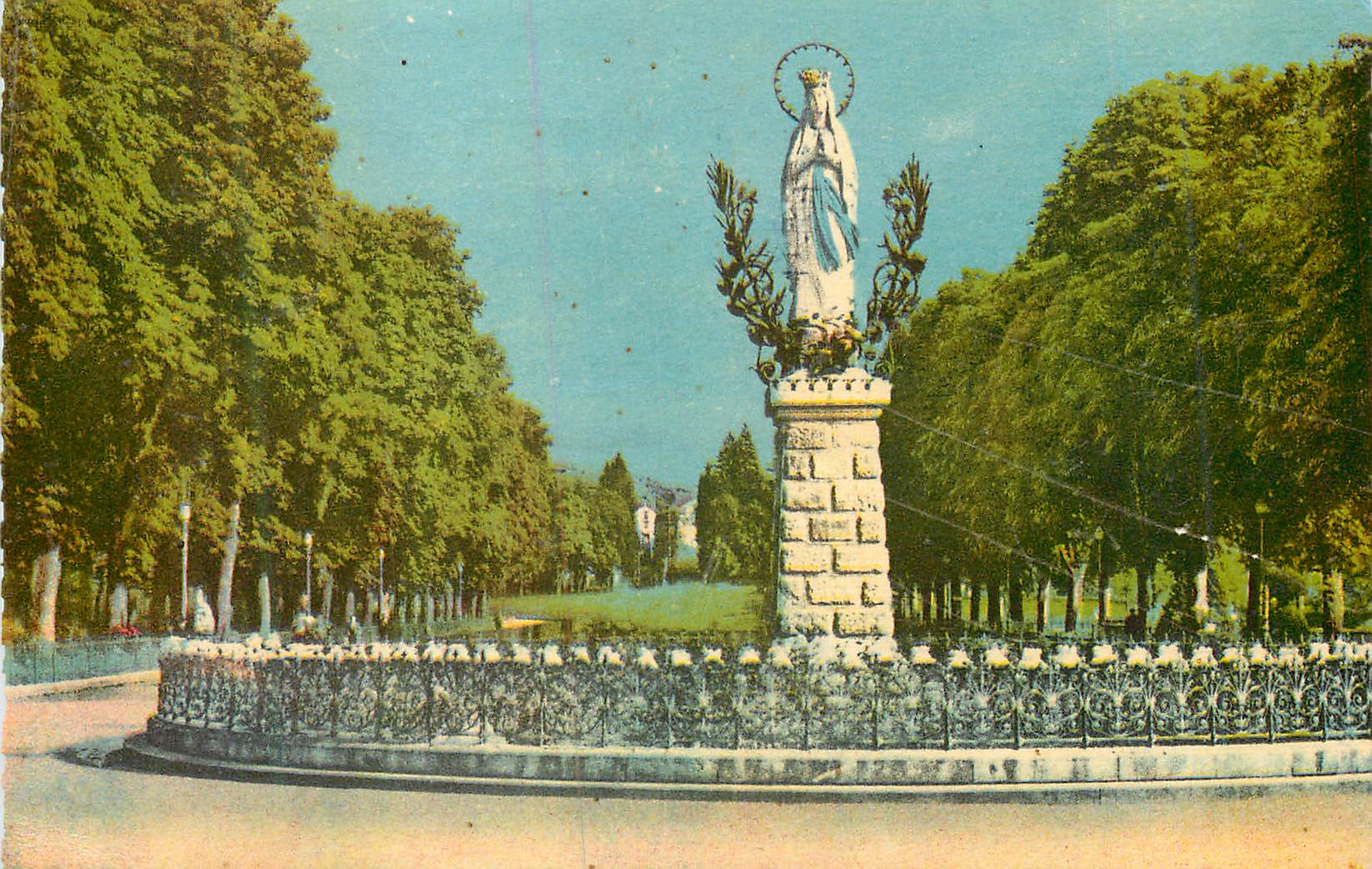 CPM Lourdes (H P) La Vierge couronnee